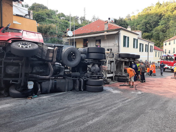 Quattro tir ribaltati in 10 anni nello stesso punto sulla Sp29 del Cadibona. I residenti di Montemoro: &quot;E' una mafia dei camionisti, prima o poi ci rimettiamo la vita&quot; (FOTO e VIDEO)