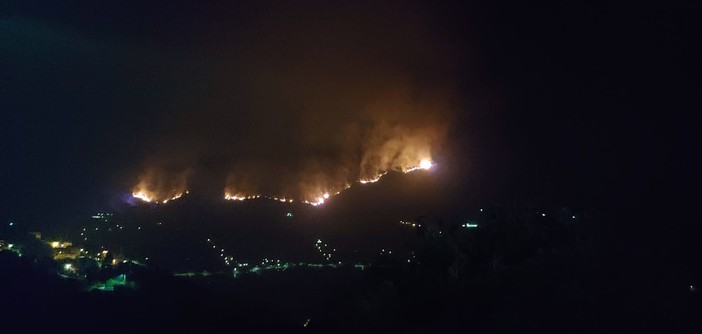 Sanremo: cresce il fronte dell'incendio di Verezzo, le fiamme sopra le case