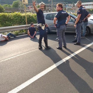 Ventimiglia: sorpasso azzardato sul cavalcavia di Roverino, auto francese inseguita da Polizia e Polizia Locale (foto)