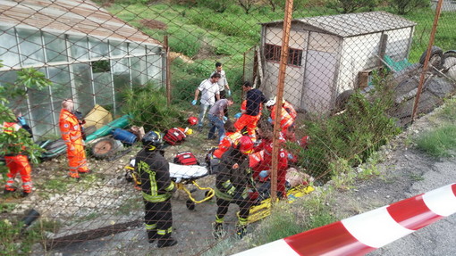 Ventimiglia: terribile schianto a Calvo, auto esce fuori strada. Tre feriti gravi e maxi intervento di 118 e Vigili del Fuoco