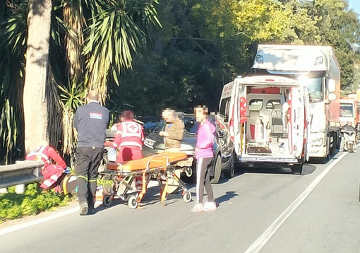 Imperia, scontro auto-moto sulla Statale 28: 77enne finisce in ospedale