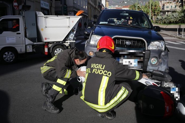 Sanremo: incidente in centro, scooter rimane incastrato sotto un'auto. Donna portata in Ospedale