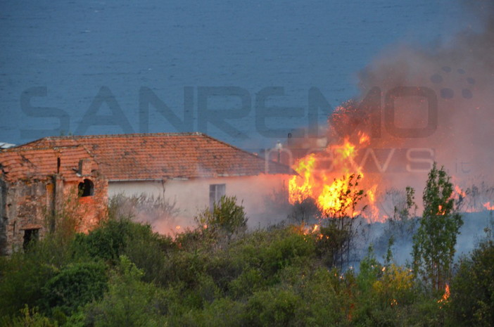 Sanremo: ieri in molti si sono chiesti perchè non c'era l'elicottero sull'incendio di via Buonmoschetto, un problema di 'competenze'