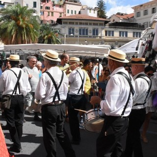 UnoJazz Sanremo 2018: incursione jazz al mercato del martedì in attesa della prima serata della rassegna internazionale (Foto e Video)