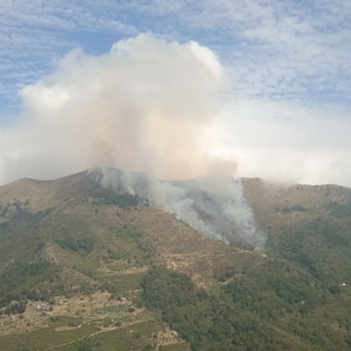 Montalto Carpasio: quasi spento l'incendio che per due giorni ha bruciato il bosco, oggi la bonifica