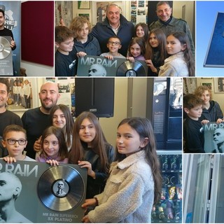 Vallecrosia, cinque dischi di platino per i  bambini “Supereroi“ di Mr. Rain: grande festa alle Industrie Musicali (Foto e video)