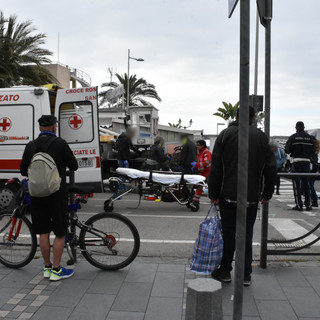 Sanremo: 70enne in bicicletta cerca di evitare auto all'incrocio ma cade a terra, intervento dell'elisoccorso