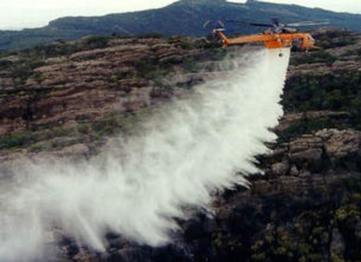 Imperia: piccolo incendio di sterpaglie in atto a Borgo D'Oneglia, in azione anche l'elicottero