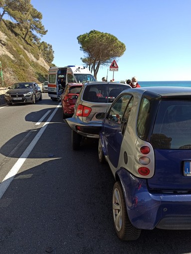 Tamponamento a catena tra Imperia e San Lorenzo: feriti due uomini (foto)