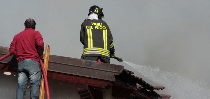Ventimiglia: incendio in un sottotetto di via Colletta nella città alta, per fortuna lievi danni e nessun ferito