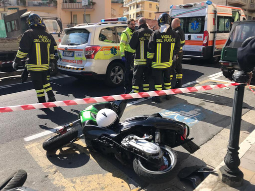 Sanremo: giovane perde controllo dello scooter e si schianta contro alcuni mezzi posteggiati (Foto)