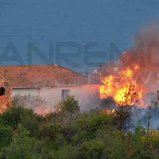 Sanremo: ieri in molti si sono chiesti perchè non c'era l'elicottero sull'incendio di via Buonmoschetto, un problema di 'competenze'