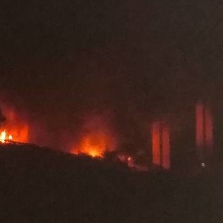 Sanremo: vasto incendio distrugge un deposito di materiali industriali in valle Armea