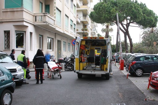 Sanremo: anziano urtato da un'auto in un parcheggio