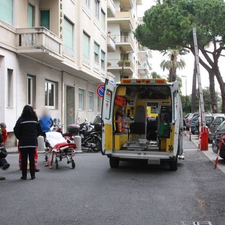 Sanremo: anziano urtato da un'auto in un parcheggio