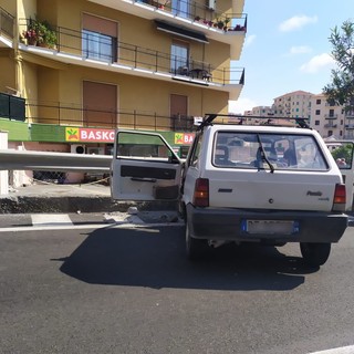 Imperia, donna si schianta con l'auto all'altezza della rotonda dell'Igiene (foto)