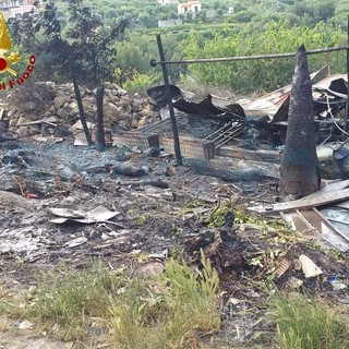 Costarainera: incendio a un magazzino adibito a ricovero attrezzi, intervento dei Vigili del Fuoco