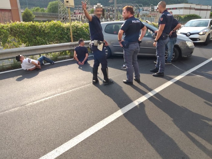 Ventimiglia: sorpasso azzardato sul cavalcavia di Roverino, auto francese inseguita da Polizia e Polizia Locale (foto)