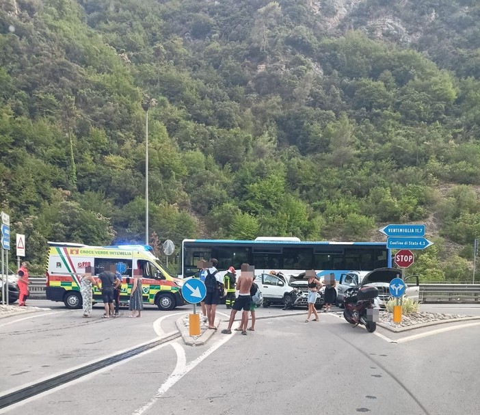 Airole, incidente stradale sulla statale 20: vigili del fuoco in azione (Foto)