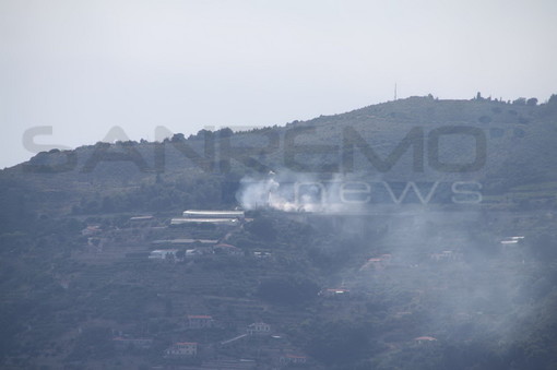 Bordighera: incendio boschivo nella zona di Montenero vicino all'autostrada, in azione anche l'elicottero