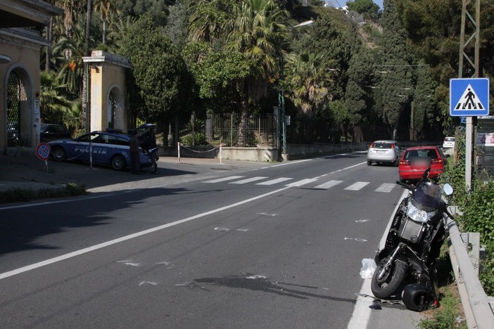 Sanremo: scooter tampona un'auto a Villa Spinola, 22enne ferito alle gambe