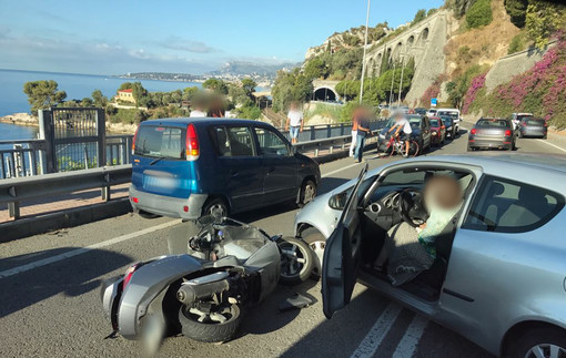 Ventimiglia: auto invade corsia opposta e si scontra con uno scooter, 35enne trasportata in Ospedale