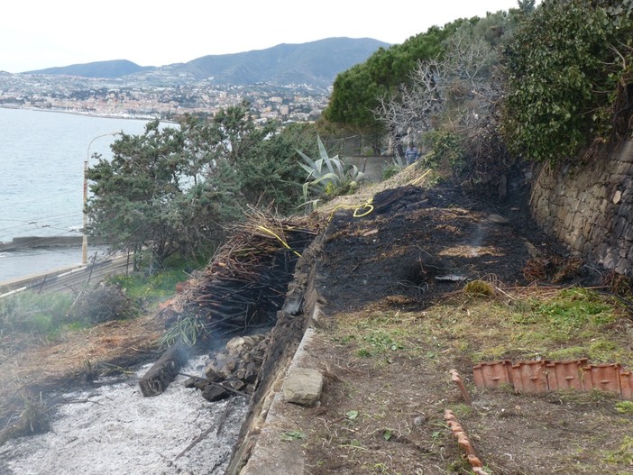 Ventimiglia: incendio di sterpaglie nella zona di Torri, intervento di VVF e Forestale