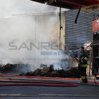 Sanremo: domato l'incendio alla Recup-Fer, Polizia Municipale &quot;Evacuate a scopo precauzionale alcune abitazioni e finestre chiuse in Valle Armea&quot; (Foto e Video)