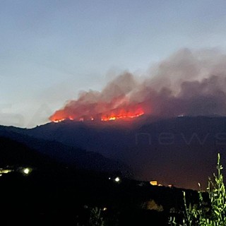 Montalto: si è allargato verso Tavole l'incendio di ieri pomeriggio, in arrivo anche oggi i mezzi aerei