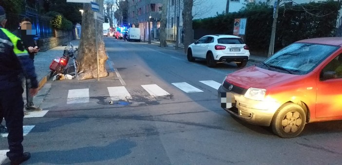 Diano Marina, auto travolge ciclista: ferito un anziano. Trasportato con l'elisoccorso al Santa Corona (Foto)