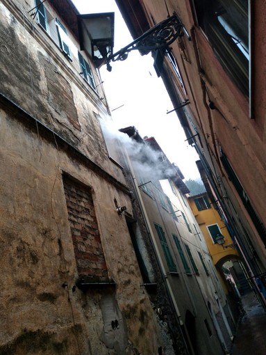 Badalucco: canna fumaria genera principio d'incendio nel sottotetto di un'abitazione di via U. Secondo (Foto)