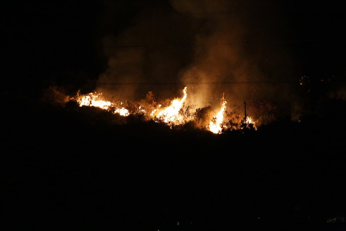 Ventimiglia: incendio di sterpaglie verso il confine, intervento nella notte dei Vigili del Fuoco