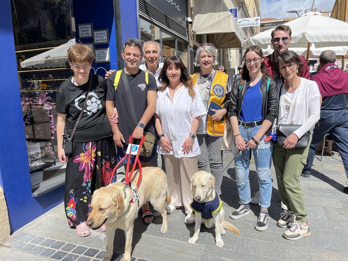 Famiglia svizzera “Puppy Walker” in visita a Sanremo per il magico incontro con la coppia non vedente Michela e Pierluigi (Foto)