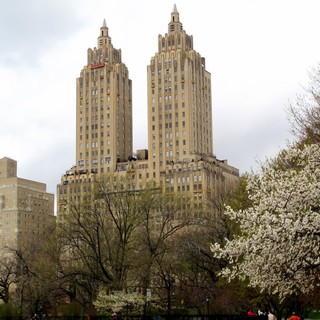 In &amp; Out Special: quando a trasferirsi è l'intero nome di una città. Il più esclusivo edificio di New York dal 1930 si chiama &quot;The San Remo&quot;