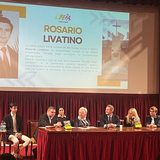 Sanremo, gli studenti del 'Cassini' alla presentazione del libro “Francesca” di Felice Cavallaro (foto)