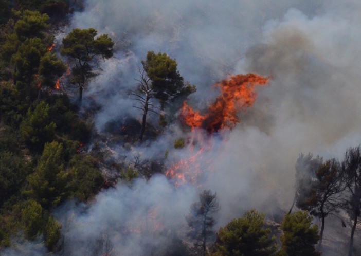 Sanremo: incendio boschivo in zona Valloni a San Pietro, intervento di spegnimento dei mezzi aerei