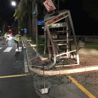 Ospedaletti: auto &quot;pirata&quot; travolge una cabina telefonica in corso Regina Margherita e si dà alla fuga