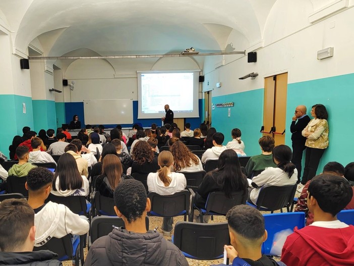 Sanremo, gli studenti del Colombo a lezione con la Polizia Postale