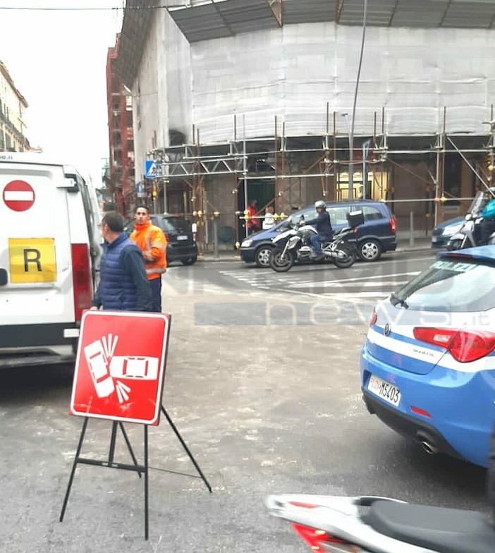 Sanremo: scontro tra auto e moto alla rotonda di corso Mombello, conducente dello scooter trasportata al pronto soccorso