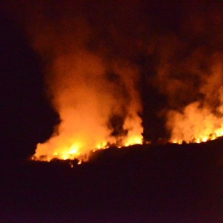 Sanremo: spento nella notte l'incendio divampato ieri sera a Verezzo, sul posto 15 uomini tra Vigili del Fuoco e volontari