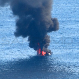 Pattugliamento della Guardia Costiera dove si è inabissato ieri lo yacht: per ora nessun pericolo di inquinamento