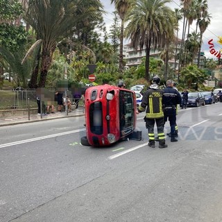 Sanremo: malore alla guida, giovane si ribalta di fronte al Comune e si scontra con un’auto. Lievi ferite per entrambi (foto)