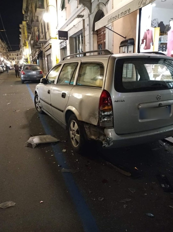 Ventimiglia, incidente in via Cavour, distrutte alcune auto: il conducente ha tentato di scappare (foto)