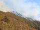 Montalto: vasto incendio in località Binelle, fiamme lontane dalle case ed elicotteri in azione