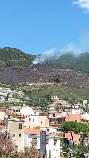 Sanremo: ancora fiamme a Coldirodi, ha ripreso l'incendio in località Crocetta (video)