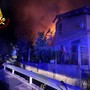 Ventimiglia: abitazione a fuoco ieri sera in via Due Camini, bonifica dell'incendio in corso e due intossicati (Foto)