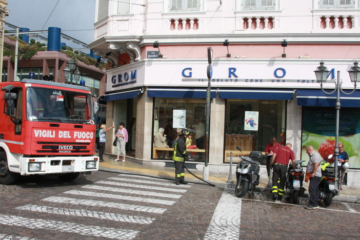 Sanremo: principio d'incendio ad uno scooter in via Manzoni