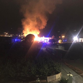 Incendio alla Ciesse Flowers di Taggia: camion avvolti e distrutti dalle fiamme (foto e video)