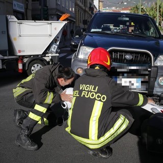 Sanremo: incidente in centro, scooter rimane incastrato sotto un'auto. Donna portata in Ospedale