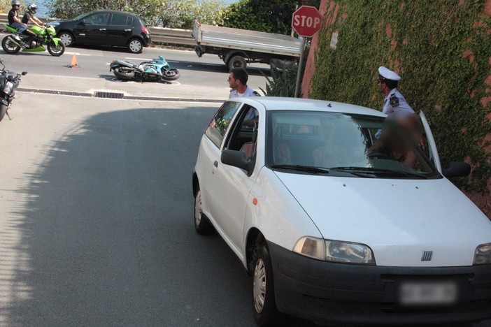 Riva Ligure: moto si scontra con auto che stava svoltando, 50enne portato in Ospedale